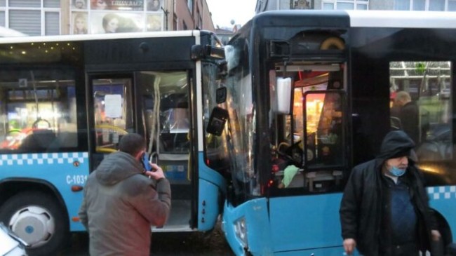 Beykoz’da özel halk otobüsleri kafa kafaya çarpıştı
