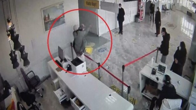 Hastanede sağlık çalışanına saldırı anı kamerada