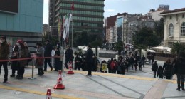 İstanbul’da AVM girişinde metrelerce kuyruk oluştu