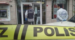 İstanbul’da banka soygunu! Güvenlik görevlisini bıçakladı, paraları alıp kaçtı