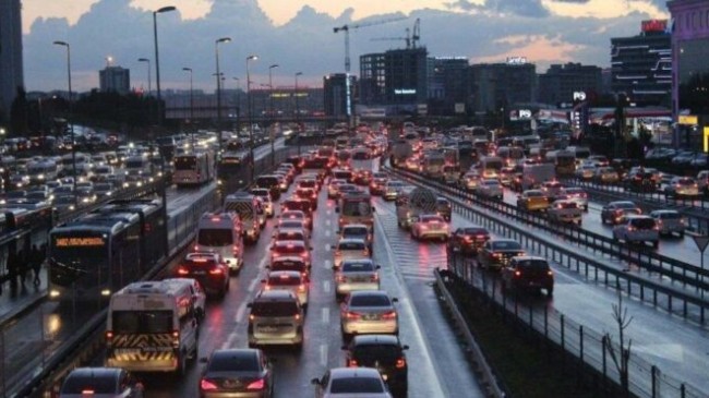 Normalleşmenin ilk gününde İstanbul’da trafik yoğunluğu