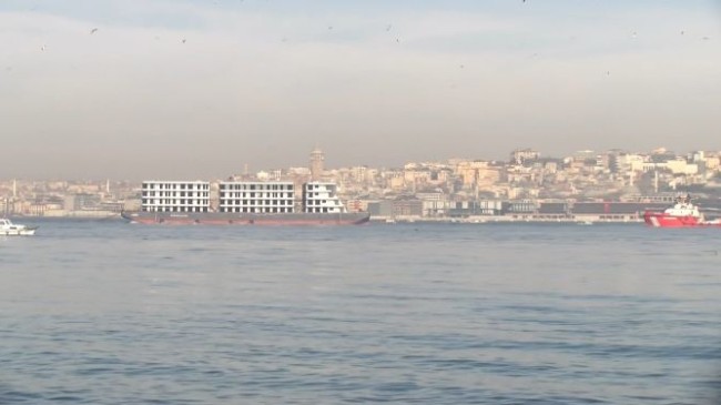İstanbul Boğazı’ndan 4 katlı 3 blok apartmanı andıran gemi geçti
