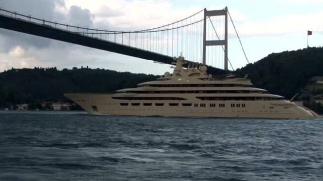256 milyon dolarlık ’Dilbar’ İstanbul Boğazı’ndan geçti