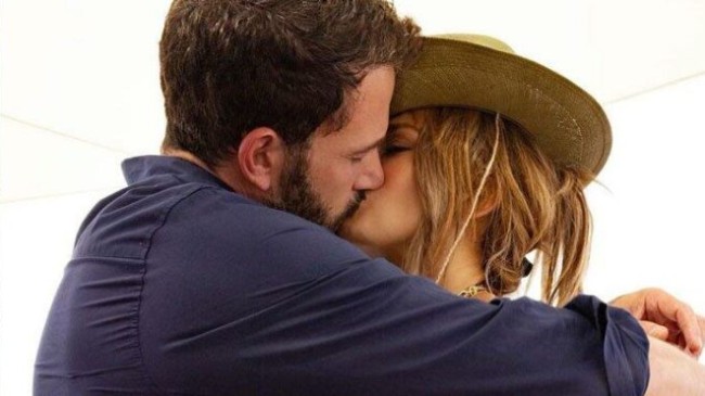 Jennifer Lopez, Ben Affleck ile aşkını resmen ilan etti