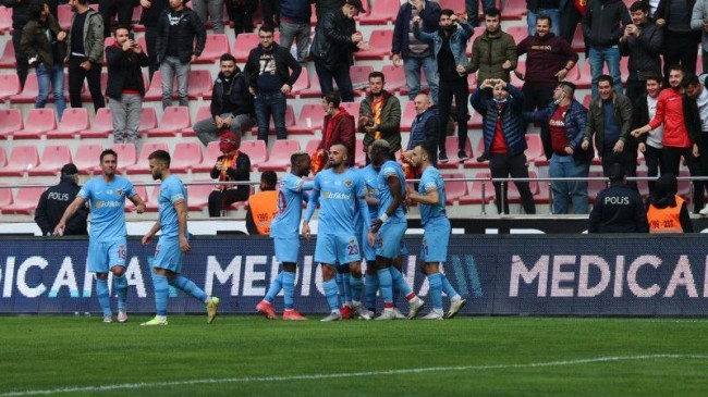 Kayserispor 90+3’te 3 puanı kaptı! Müthiş maçta 3 gol, 2 kırmızı kart
