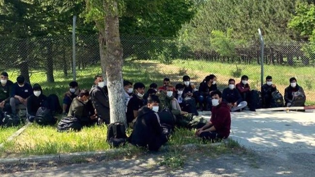 Bulgaristan’da darbedilen 27 kaçak göçmen Türkiye’ye itildi