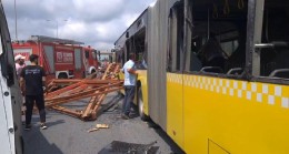 İETT otobüsünün üstüne direkler düştü: Çok sayıda yaralı var…
