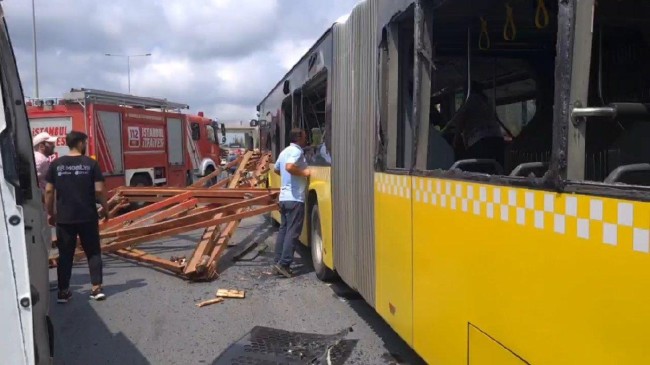 İETT otobüsünün üstüne direkler düştü: Çok sayıda yaralı var…